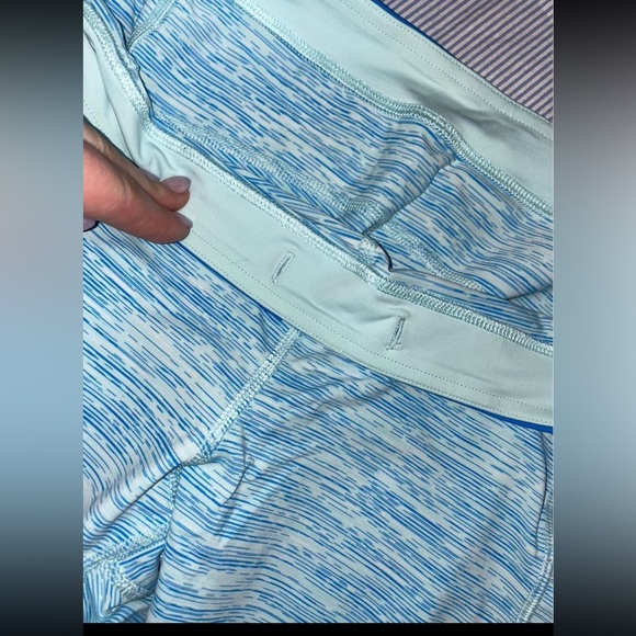 Lululemon Size 10 Mesh Capri - Picture 4 of 6